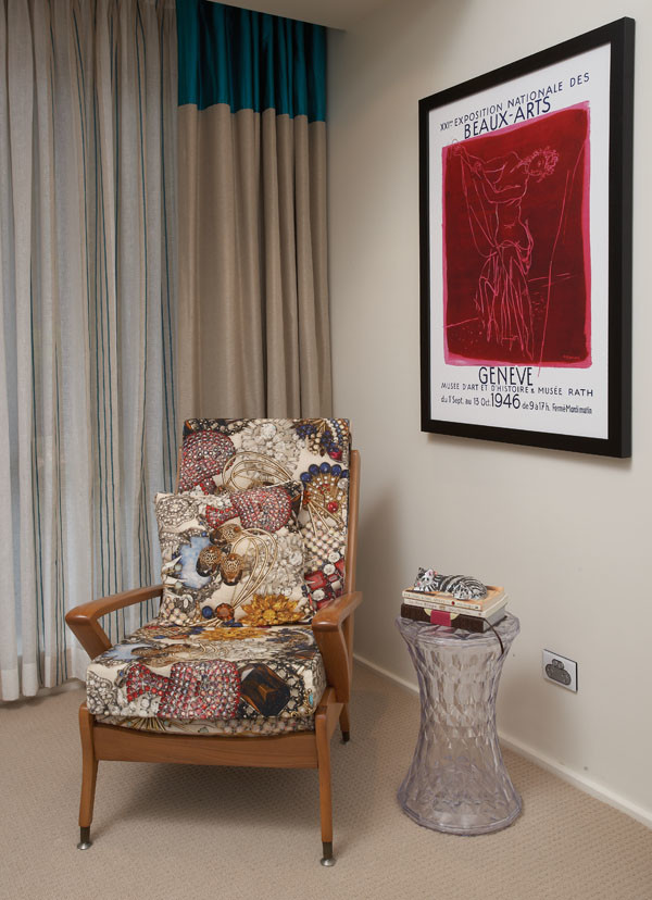 Photo of a large midcentury master bedroom in Sydney with white walls and carpet.