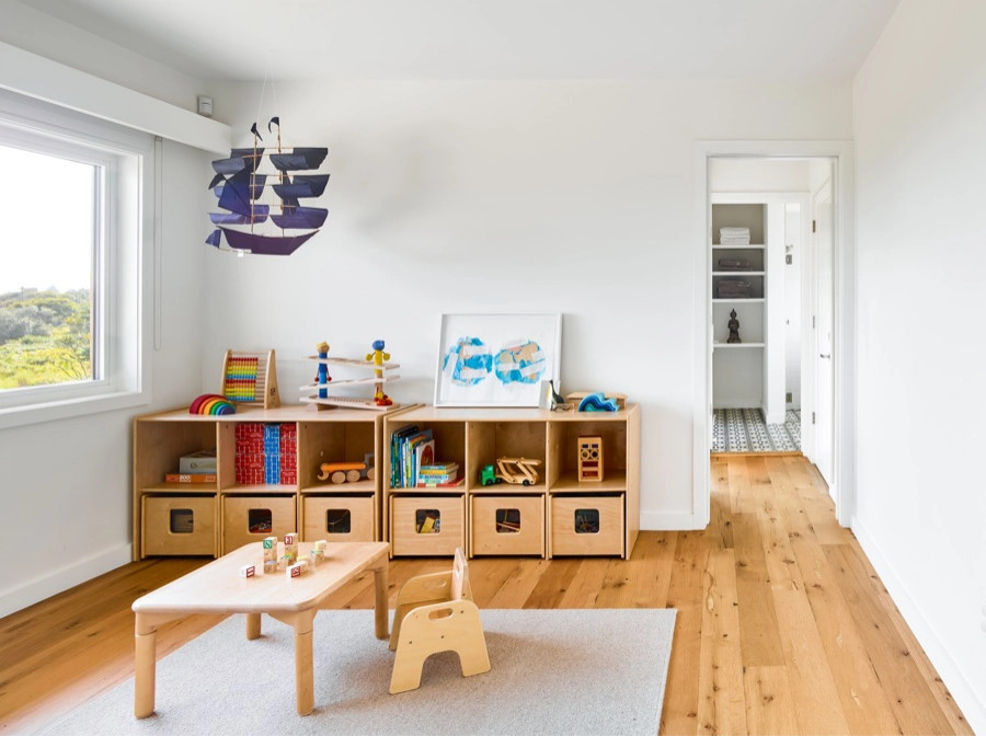 Ispirazione per una cameretta per bambini stile marinaro con pavimento in legno massello medio