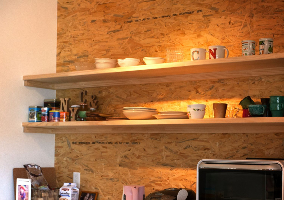 Immagine di una cucina stile marino di medie dimensioni con nessun'anta, ante con finitura invecchiata, top in acciaio inossidabile, pavimento in legno verniciato, pavimento marrone e soffitto in carta da parati