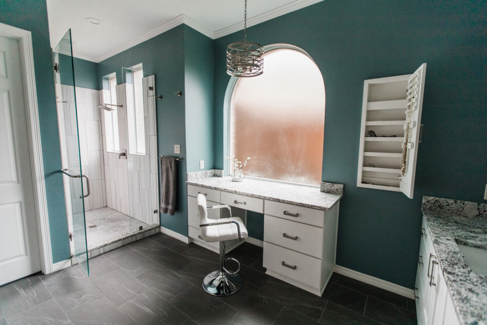 Diseño de cuarto de baño principal, doble y a medida tradicional renovado de tamaño medio con armarios con paneles empotrados, puertas de armario blancas, baldosas y/o azulejos blancos, encimera de granito y encimeras grises