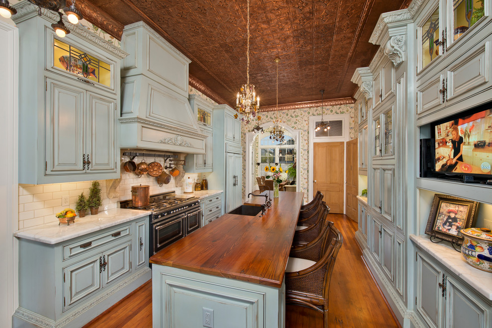 Design ideas for a traditional kitchen in Austin.