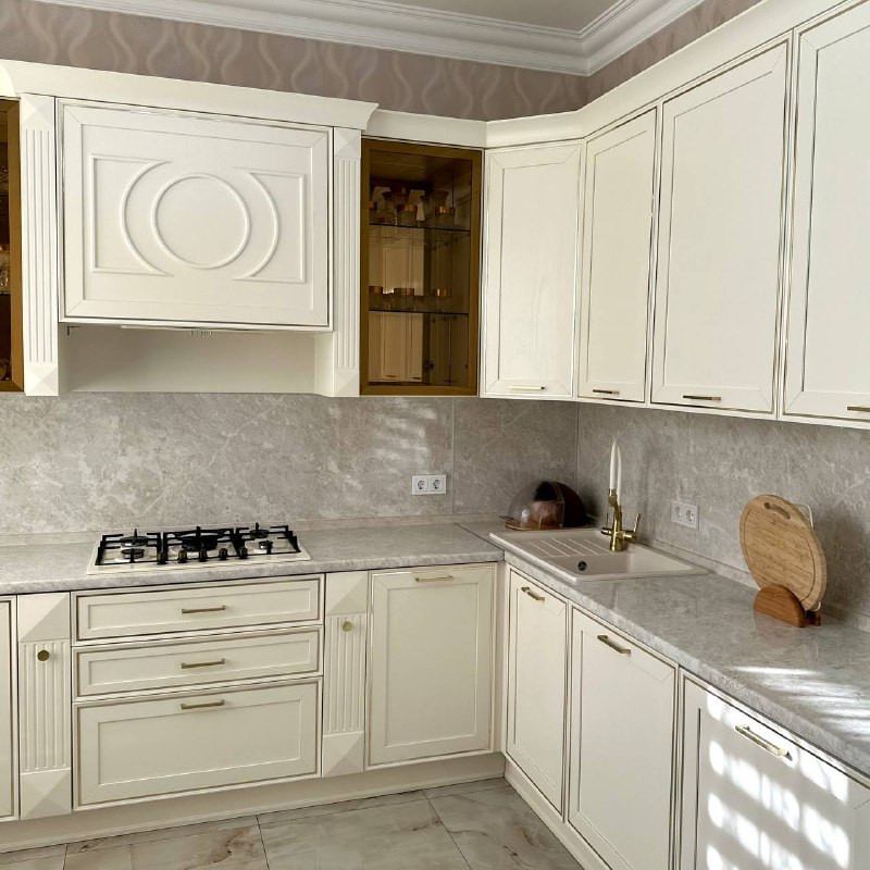 Diseño de cocinas en L tradicional renovada de tamaño medio sin isla con fregadero encastrado, puertas de armario blancas, salpicadero verde y encimeras grises