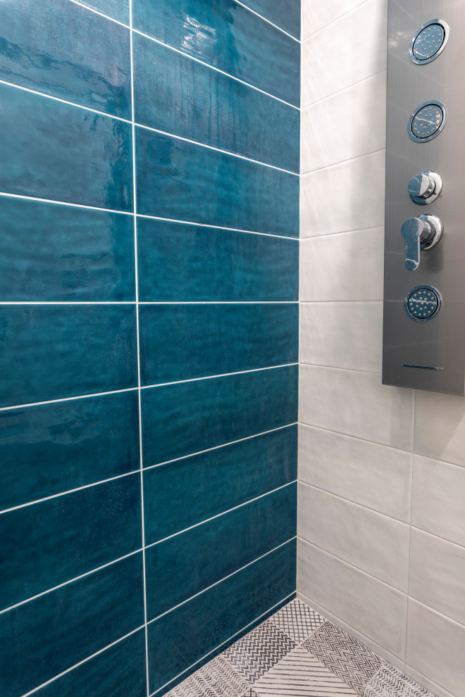 Пример оригинального дизайна: маленькая ванная комната в современном стиле с плоскими фасадами, светлыми деревянными фасадами, душем без бортиков, инсталляцией, синей плиткой, керамической плиткой, белыми стенами, полом из терракотовой плитки, подвесной раковиной, столешницей из искусственного камня, серым полом, душем с раздвижными дверями, белой столешницей, тумбой под одну раковину и подвесной тумбой для на участке и в саду