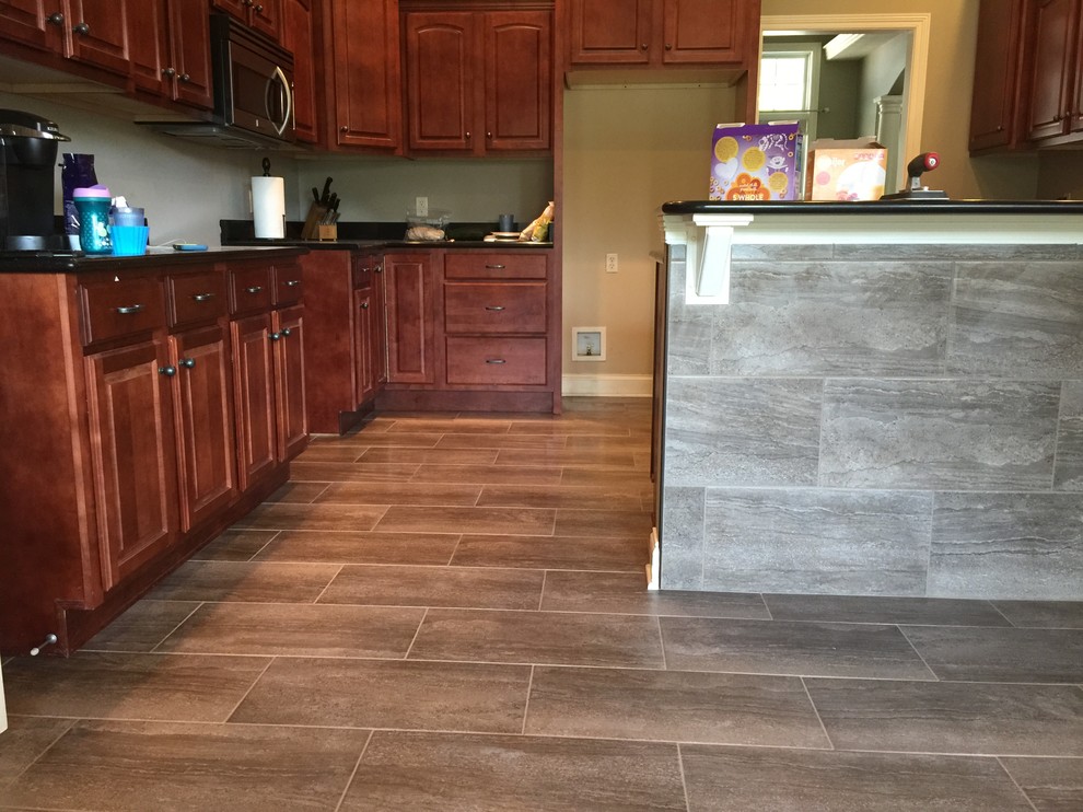 Kitchen - mid-sized traditional kitchen idea