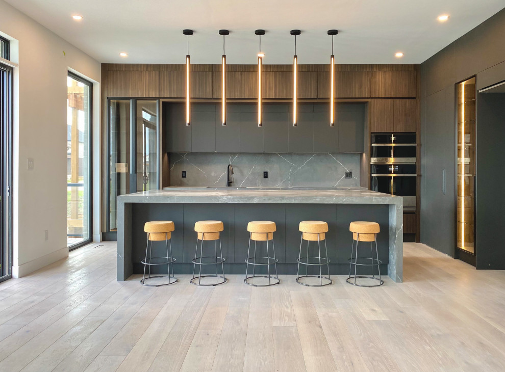 Esempio di una grande cucina moderna con ante lisce, ante in legno bruno, top in quarzo composito, paraspruzzi grigio, paraspruzzi in quarzo composito, parquet chiaro e top grigio