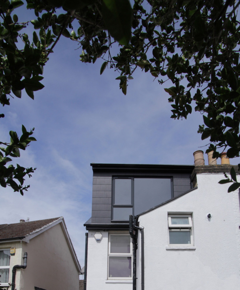 Kleines, Dreistöckiges Modernes Haus mit Flachdach und Ziegeldach in London