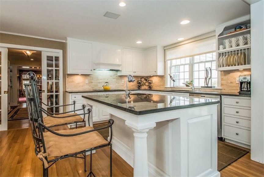 Kitchen - kitchen idea in Boston
