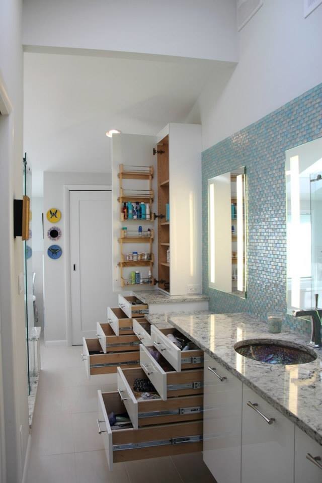 This is an example of a beach style bathroom in New York.