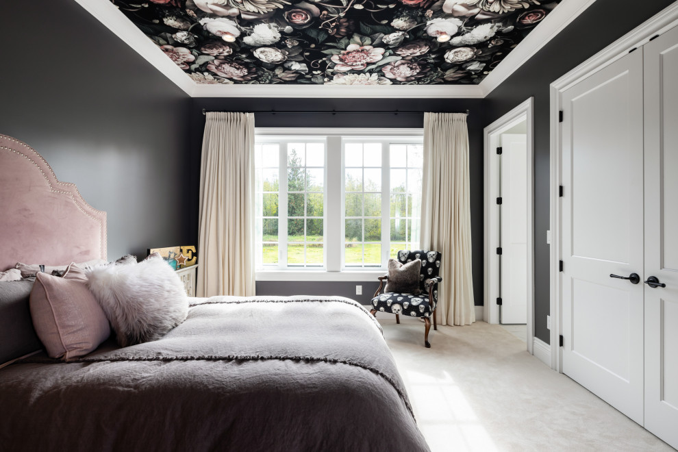 Mittelgroßes Klassisches Gästezimmer mit grauer Wandfarbe, Teppichboden, weißem Boden, Kassettendecke und Tapetenwänden in Vancouver