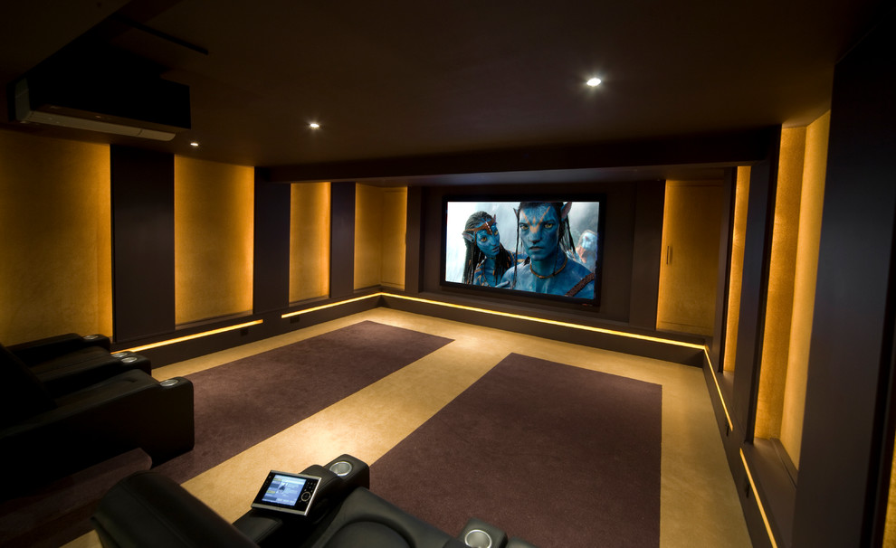 Immagine di un grande home theatre moderno chiuso con pareti viola, moquette e schermo di proiezione