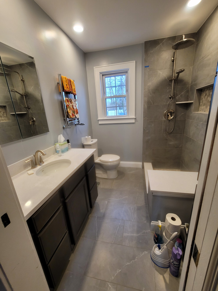 Example of a minimalist bathroom design in New York