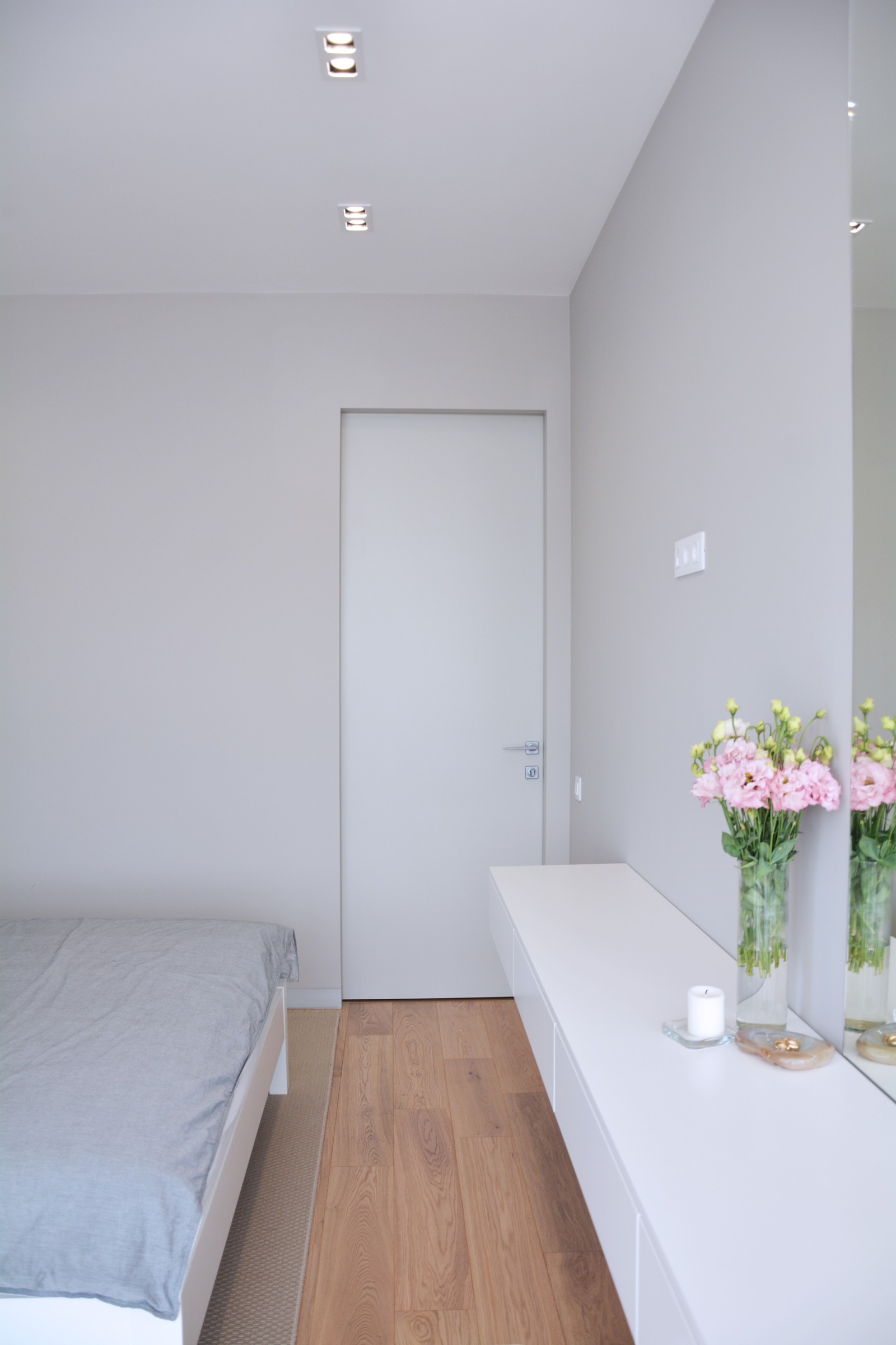 Стильная квартира для молодой семьи! Светлая и просторная спальня с витражным ос