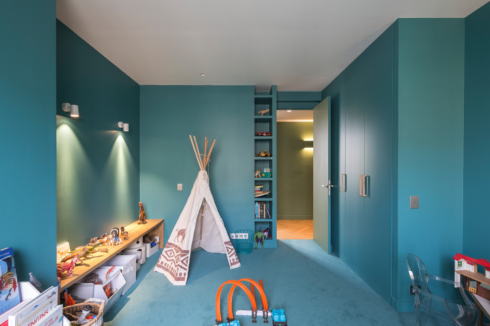 Large contemporary kids' playroom in Paris with green walls, carpet and green floor for kids 4-10 years old and boys.