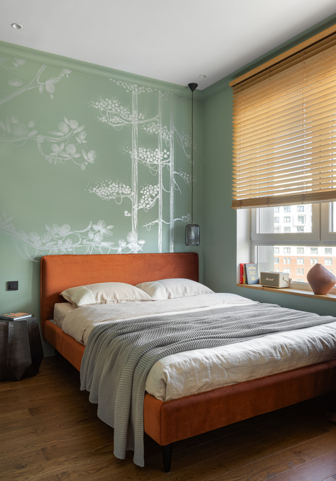 Идея дизайна: хозяйская спальня с зелеными стенами, темным паркетным полом и коричневым полом