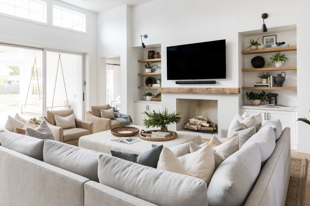 Photo of a coastal living room in Orange County.