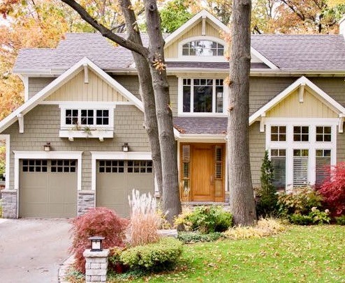 Example of a transitional home design design in Chicago