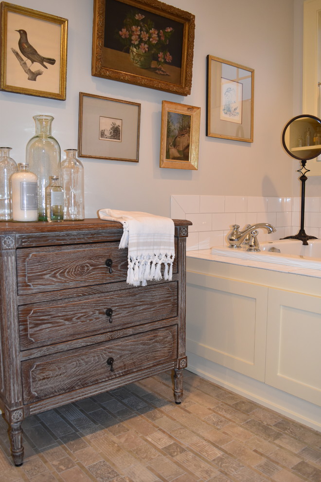 Example of a transitional home design design in Minneapolis
