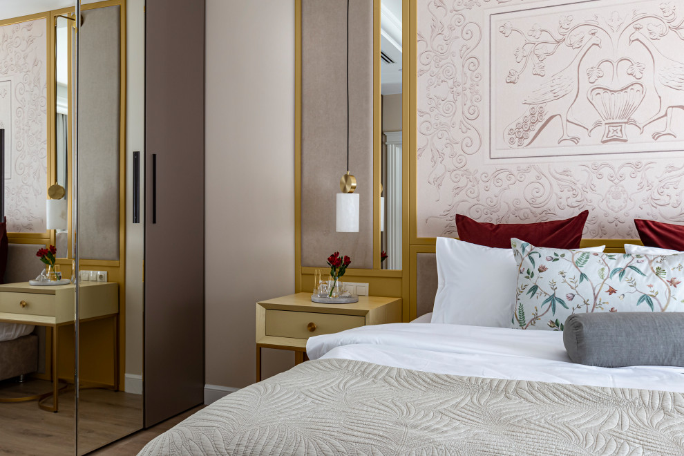 Стильный дизайн: хозяйская спальня среднего размера в современном стиле с белыми стенами, полом из ламината, коричневым полом, многоуровневым потолком, панелями на части стены и акцентной стеной - последний тренд