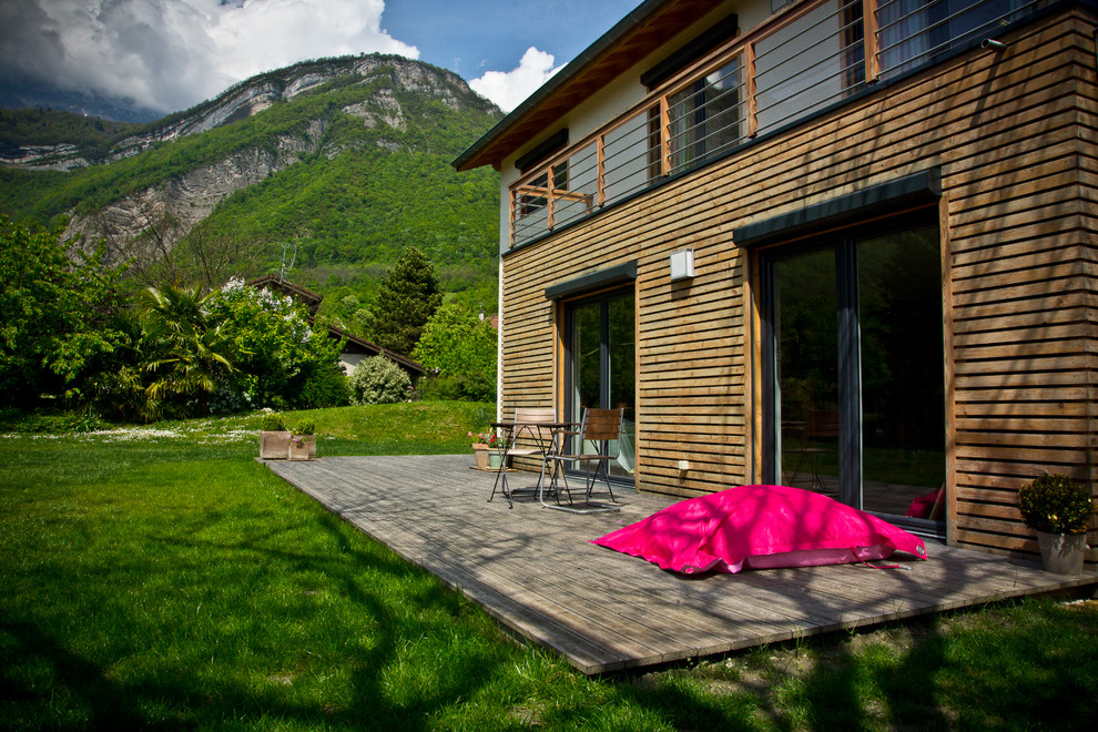 Mid-sized contemporary backyard deck in Grenoble with a container garden and no cover.