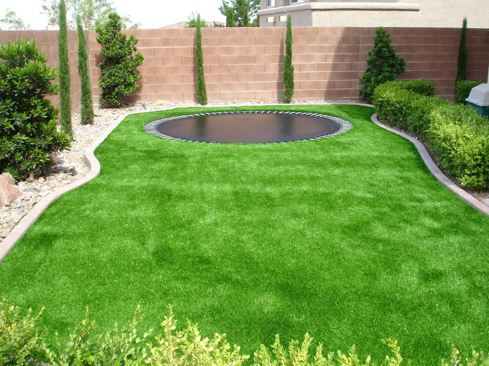 Inspiration for a mid-sized traditional backyard garden in Las Vegas with with outdoor playset and gravel.