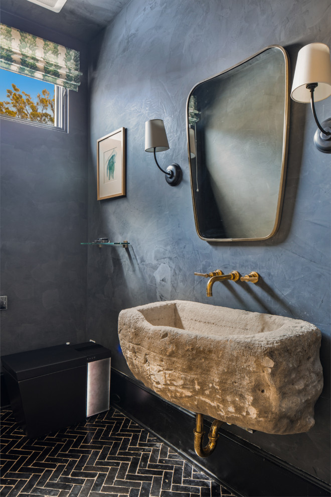 Klassische Gästetoilette mit grauen Schränken, grauer Wandfarbe, Backsteinboden, integriertem Waschbecken, schwarzem Boden und schwebendem Waschtisch in Santa Barbara
