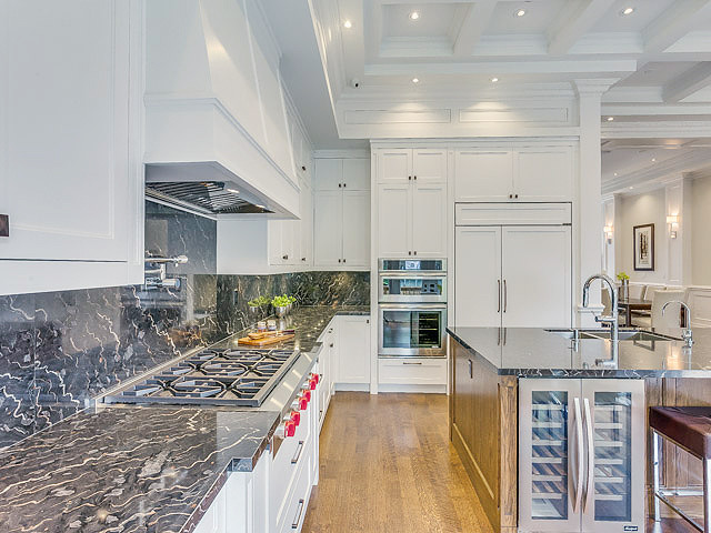 Kitchen - transitional kitchen idea in Toronto