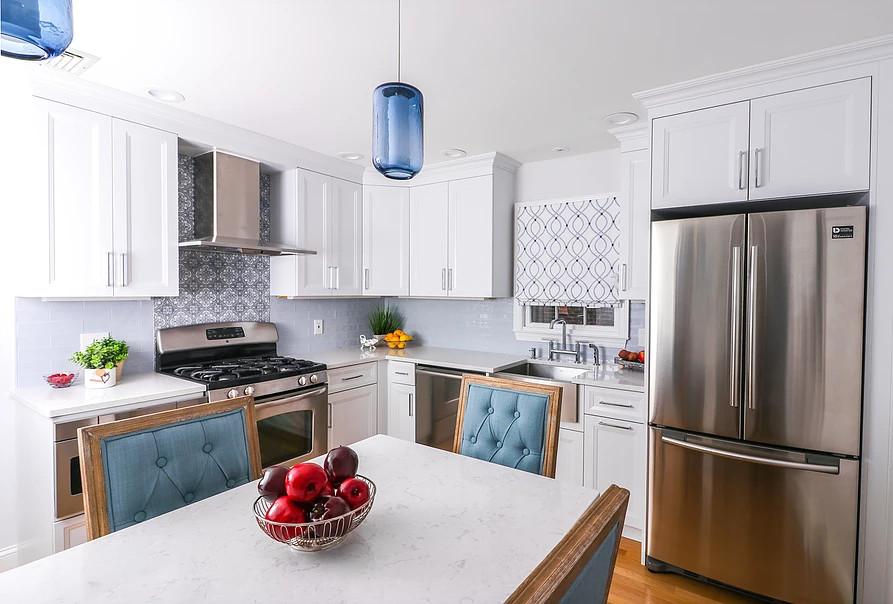 Kitchen - transitional kitchen idea in New York