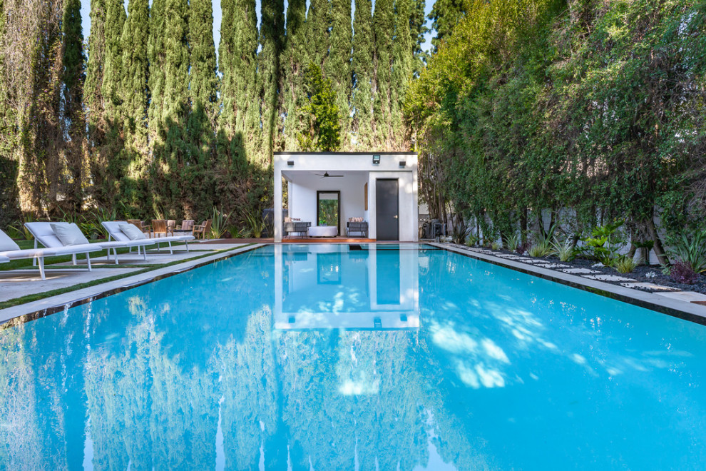 This is an example of a contemporary pool in Los Angeles.