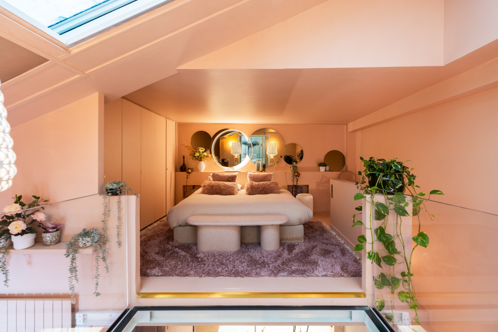 Стильный дизайн: маленькая спальня на антресоли в стиле фьюжн с розовыми стенами, деревянным полом и розовым полом без камина для на участке и в саду - последний тренд