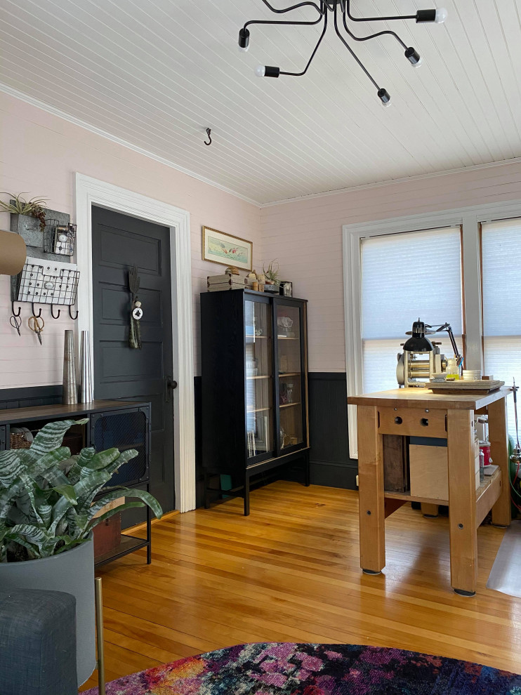 Idée de décoration pour un petit bureau urbain en bois de type studio avec un mur rose, un sol en bois brun, un bureau indépendant et un plafond en bois.