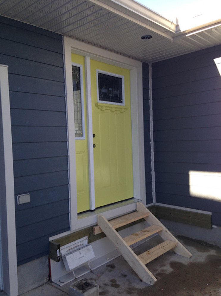 Inspiration for a mid-sized transitional blue one-story concrete fiberboard exterior home remodel