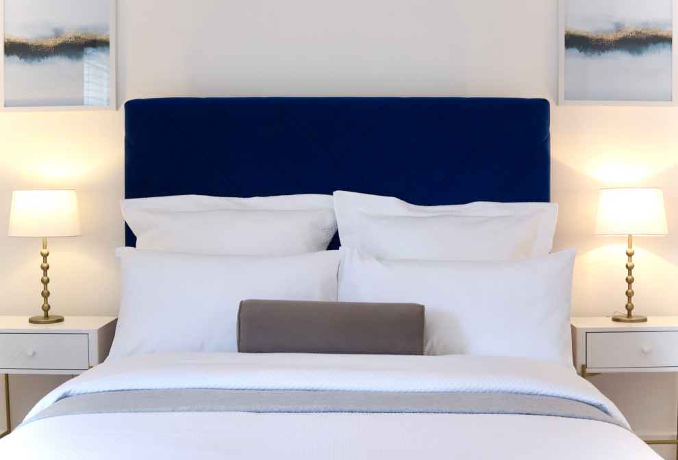 Стильный дизайн: хозяйская спальня среднего размера в современном стиле с белыми стенами, ковровым покрытием и бежевым полом - последний тренд