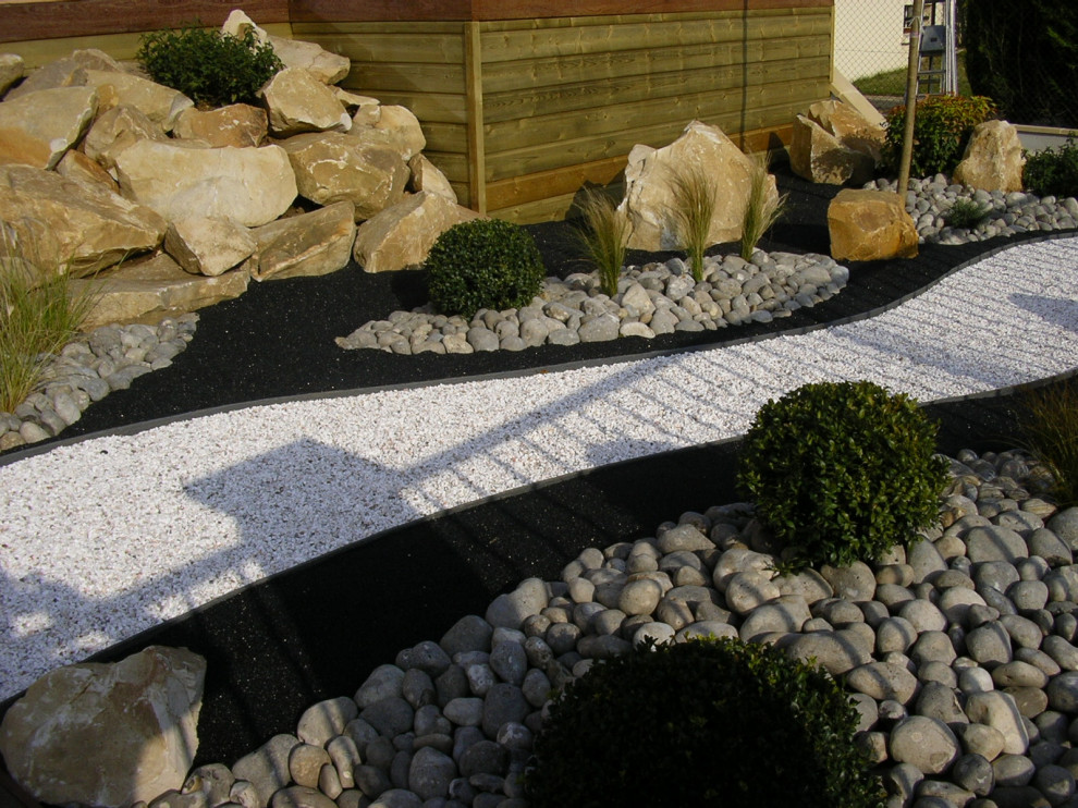 Jardin minéral avec terrasse sur pilotis