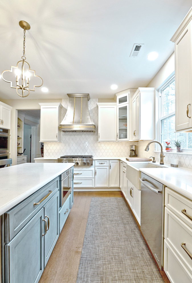 Bild på ett stort funkis vit vitt kök, med en rustik diskho, släta luckor, gula skåp, bänkskiva i kvarts, vitt stänkskydd, stänkskydd i keramik, rostfria vitvaror, ljust trägolv, en köksö och beiget golv