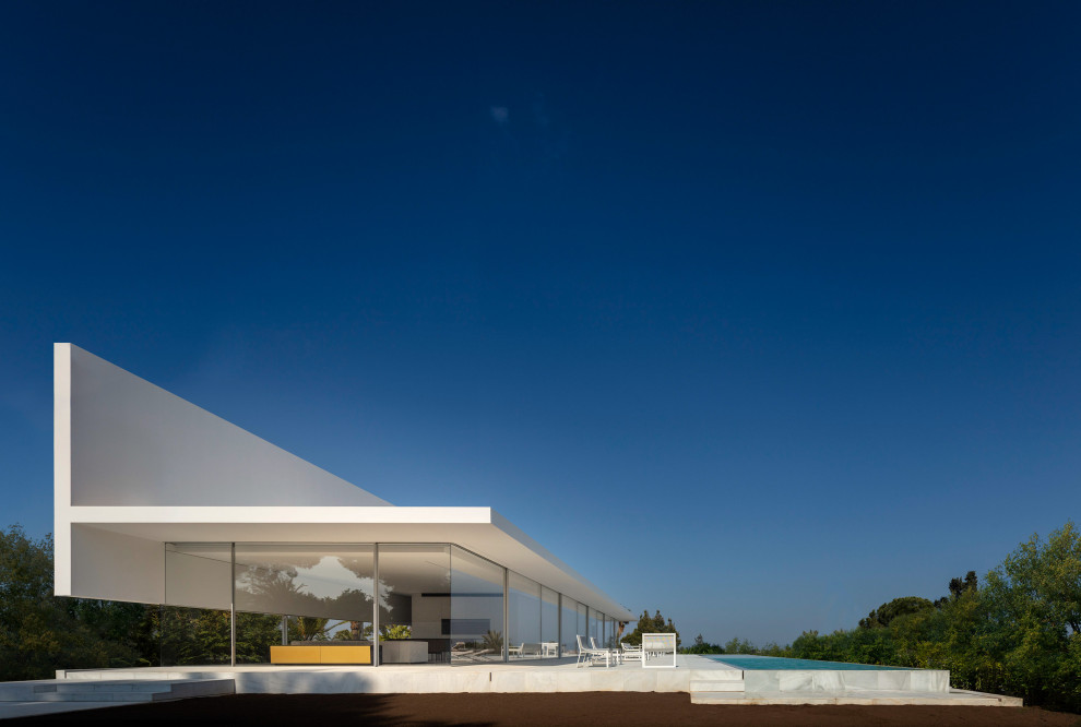 Modelo de fachada de casa blanca y blanca minimalista extra grande de dos plantas con tejado plano