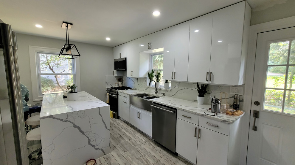 Design ideas for a mid-sized eat-in kitchen in New York with a farmhouse sink, flat-panel cabinets, white cabinets, quartz benchtops, white splashback, engineered quartz splashback, stainless steel appliances, porcelain floors, with island and grey floor.