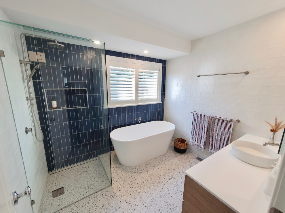 Photo of a contemporary bathroom in Melbourne.