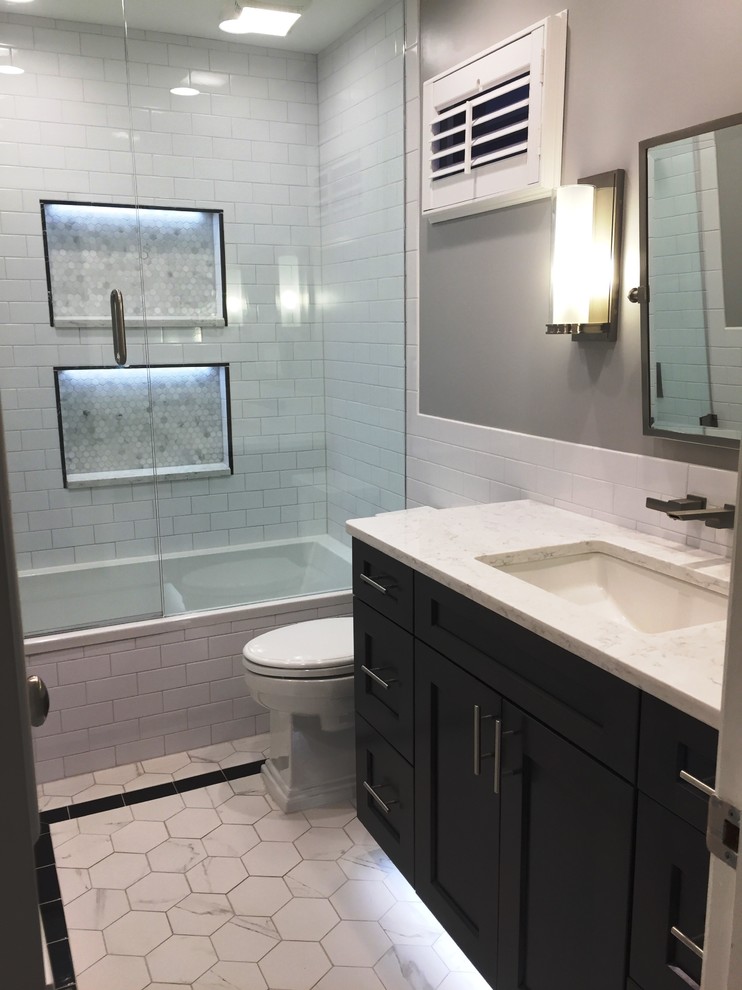 Photo of a transitional bathroom in Jacksonville.