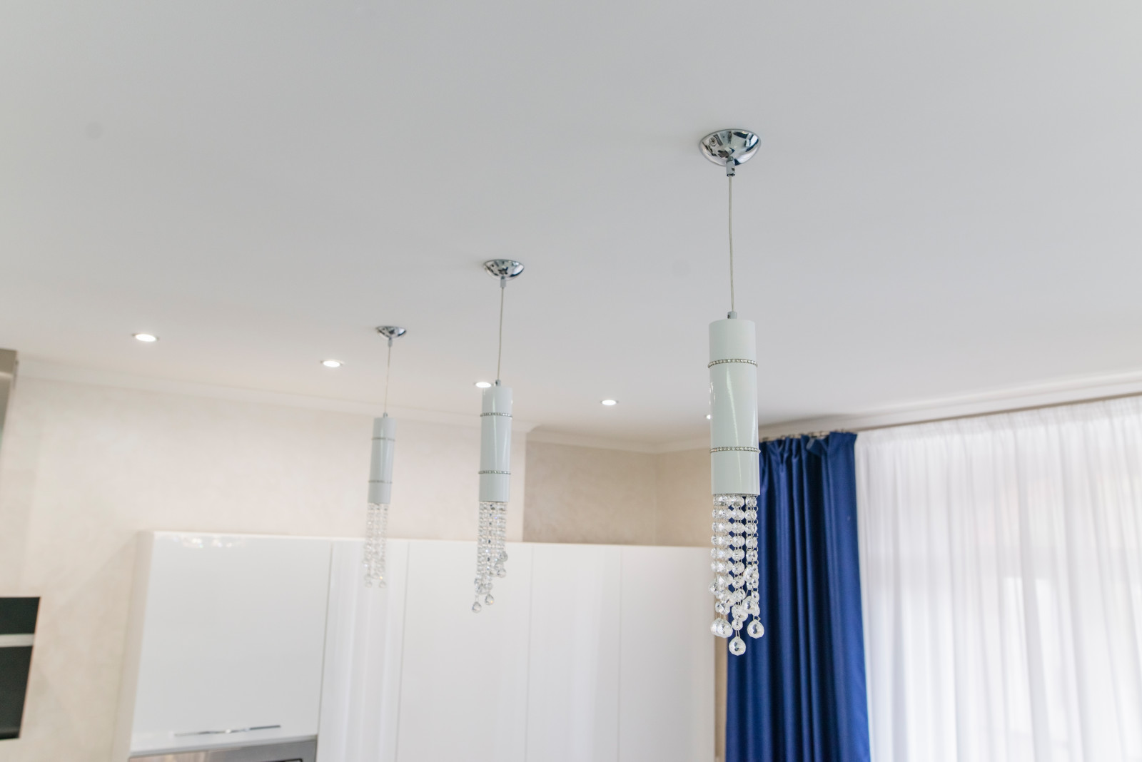 Подвесные светильники над островом кухни