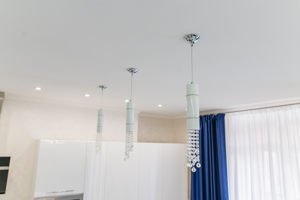 Подвесные светильники над островом кухни