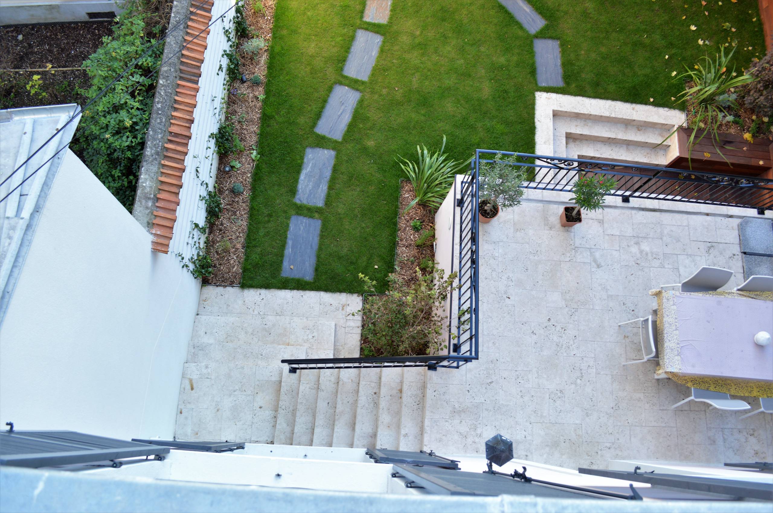 Utilisation de matériaux nobles en rappel du style de la maison