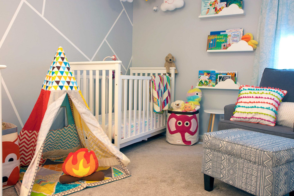 Стильный дизайн: нейтральная детская среднего размера в современном стиле с спальным местом, серыми стенами, ковровым покрытием и бежевым полом для ребенка от 1 до 3 лет - последний тренд