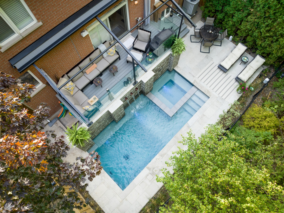 Cette image montre un petit piscine avec aménagement paysager arrière rectangle avec des pavés en pierre naturelle.