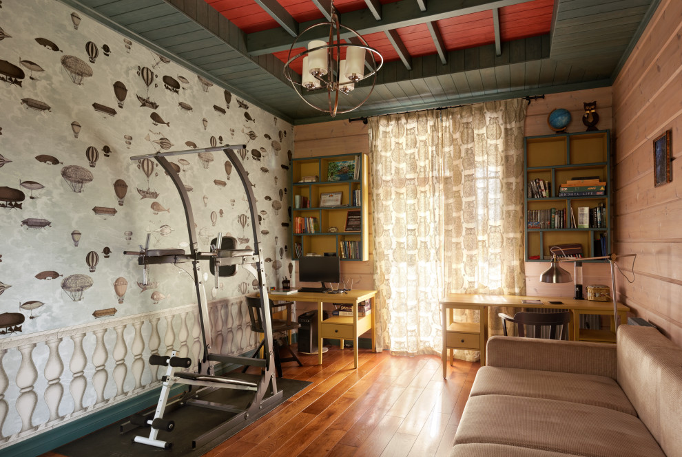 Bild på ett mellanstort eklektiskt arbetsrum, med beige väggar, mellanmörkt trägolv, ett fristående skrivbord och brunt golv