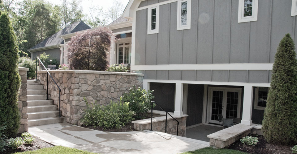 Inspiration for a mid-sized traditional one-storey grey exterior in Cincinnati with wood siding.