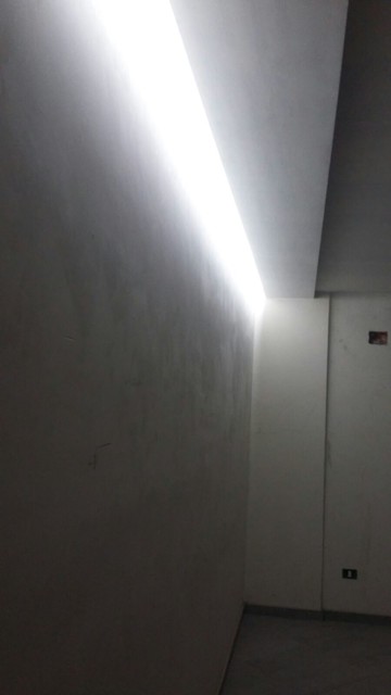 Idee per una piccola cucina minimalista con pavimento in gres porcellanato e nessuna isola