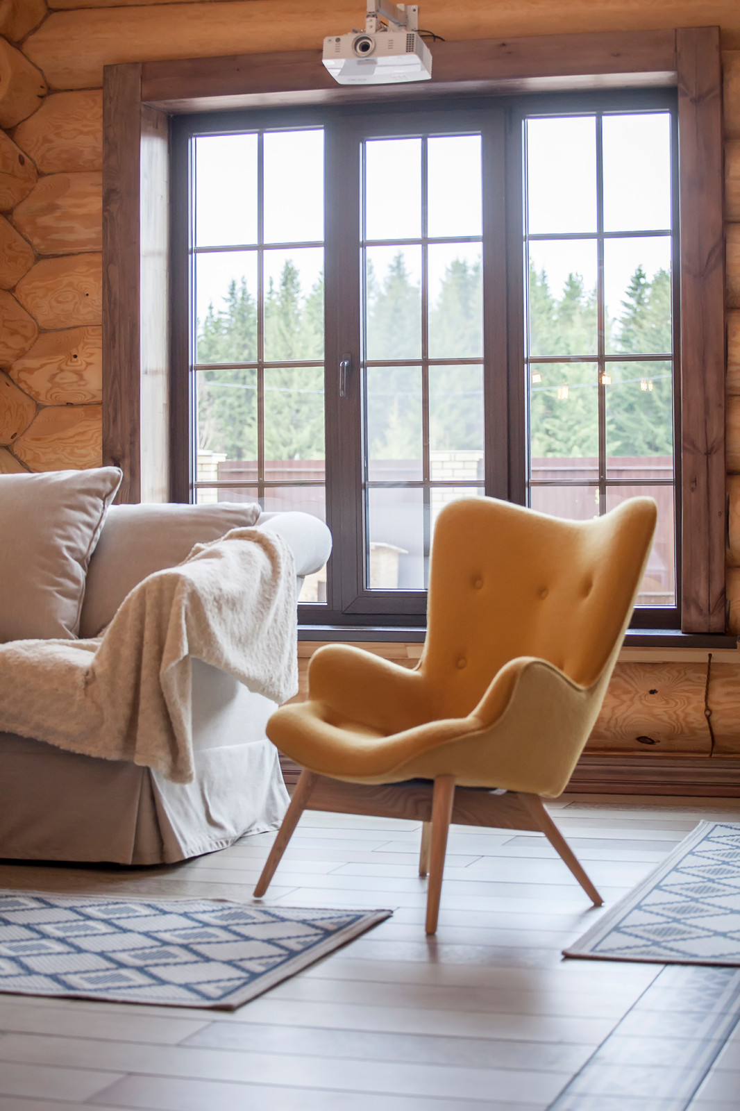 Жёлтые акценты в интерьере гостиной