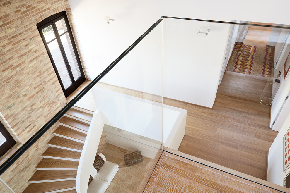 Стильный дизайн: лестница в средиземноморском стиле с деревянными ступенями - последний тренд