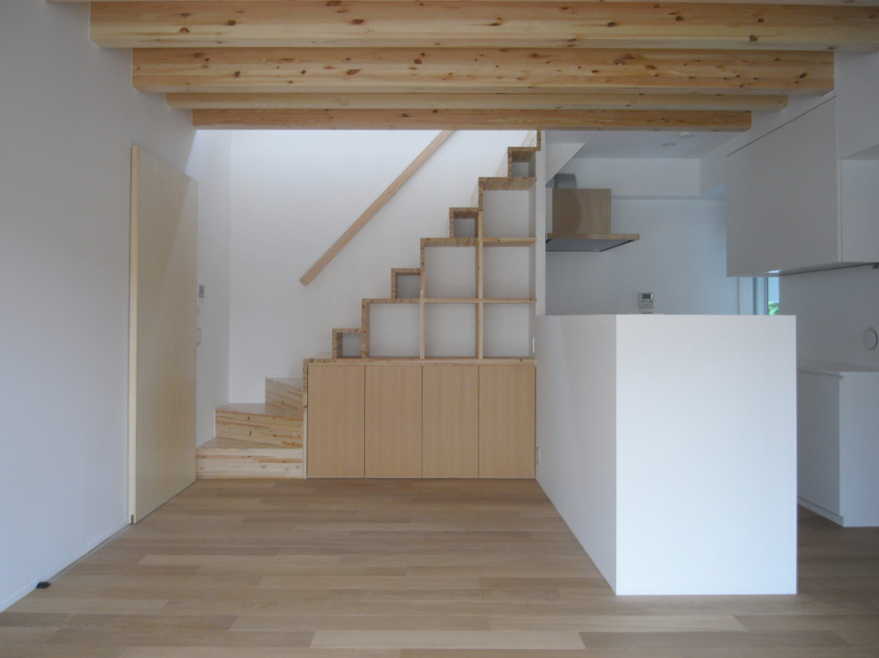 Photo of a mid-sized modern staircase.