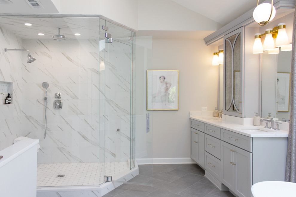 Inspiration för stora klassiska vitt en-suite badrum, med skåp i shakerstil, grå skåp, ett fristående badkar, grå väggar, grått golv och dusch med gångjärnsdörr